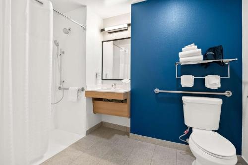 Spark By Hilton Lancaster — Bathroom