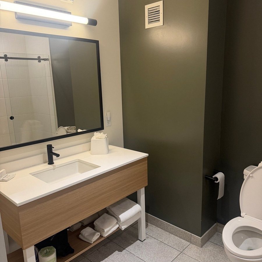 Spark By Hilton Las Vegas Airport Las Vegas Nevada — Bathroom