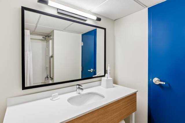 Spark By Hilton Lexington — Bathroom