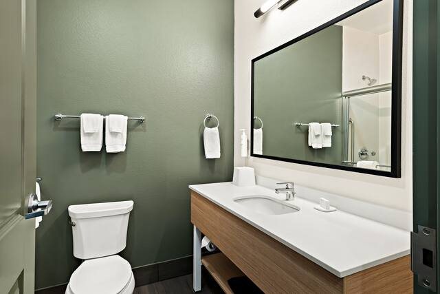 Spark By Hilton Little Rock West — Bathroom