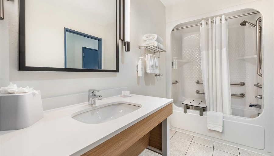 Spark by Hilton Louisville Airport — Bathroom