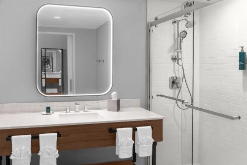 Spark by Hilton Midland South — Bathroom