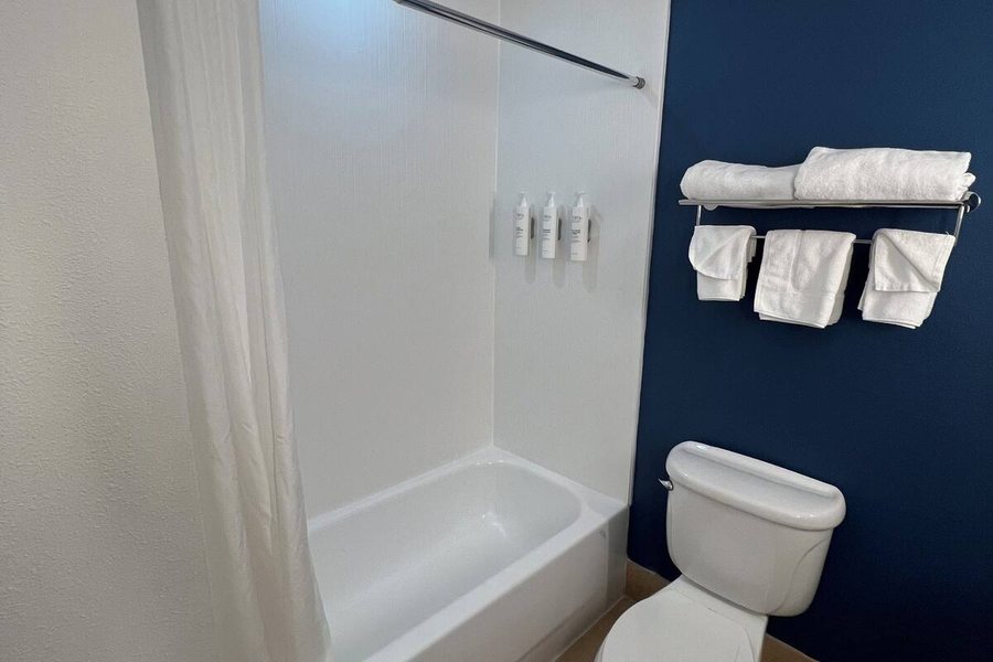 Spark By Hilton Montgomery Eastchase — Bathroom