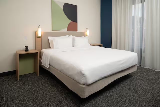 Spark by Hilton Plainfield Indianapolis — Guest room