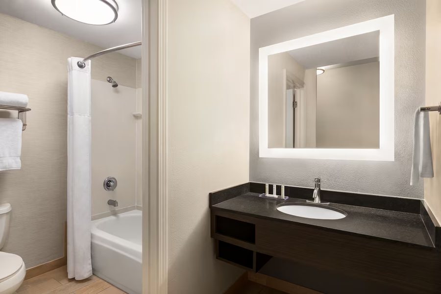 Spark By Hilton Port Wentworth Savannah — Bathroom