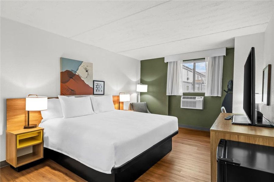 Spark by Hilton Portland Airport Maine Mall — Guest room