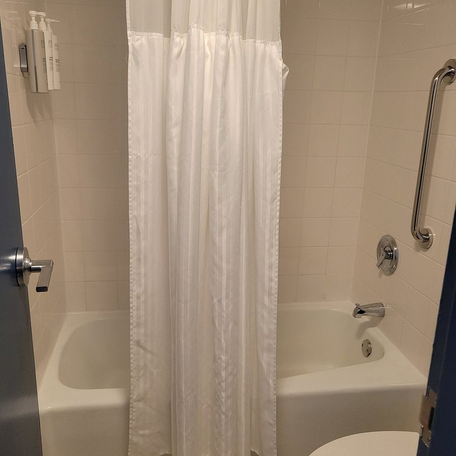 Spark by Hilton Sarasota Siesta Key Gateway — Bathroom