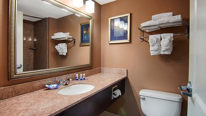 Spark by Hilton Savannah Airport — Bathroom
