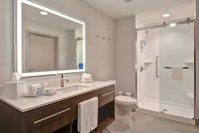 Spark By Hilton Savannah Midtown — Bathroom
