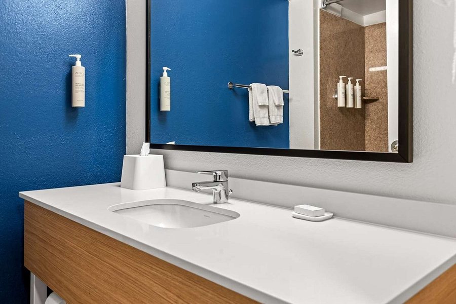 Spark By Hilton Savannah South I 95 — Bathroom