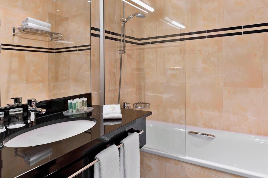 Spark By Hilton Vienna Messe Prater — Bathroom
