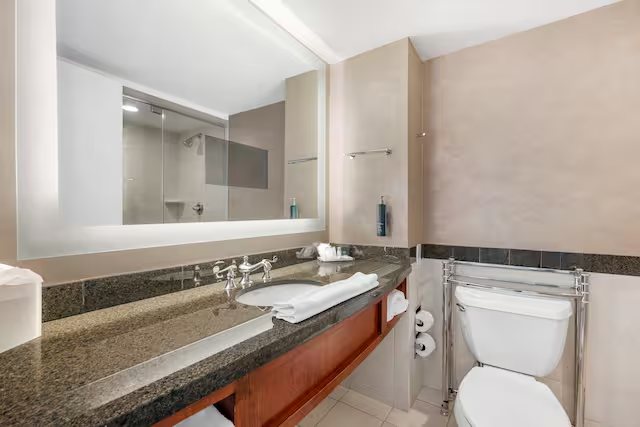 Spark by Hilton Virginia Beach Oceanfront — Bathroom