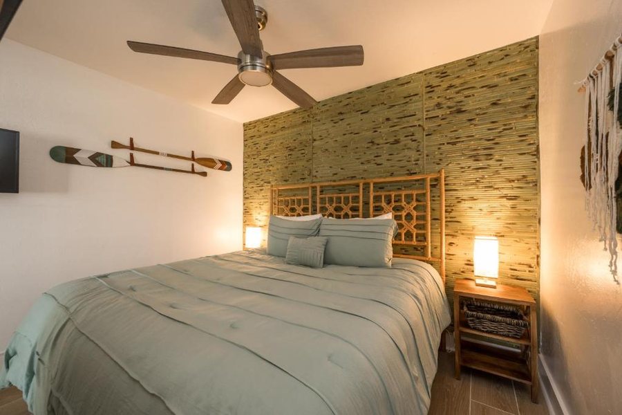 Speakeasy Inn Rum Bar — Guest room