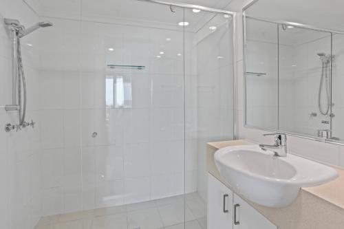 Spectrum Holiday Apartments — Bathroom