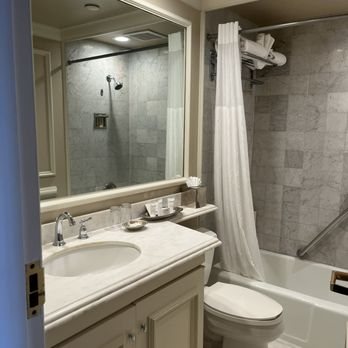 Spindrift Inn — Bathroom
