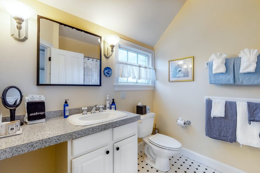 Spinnaker — Bathroom