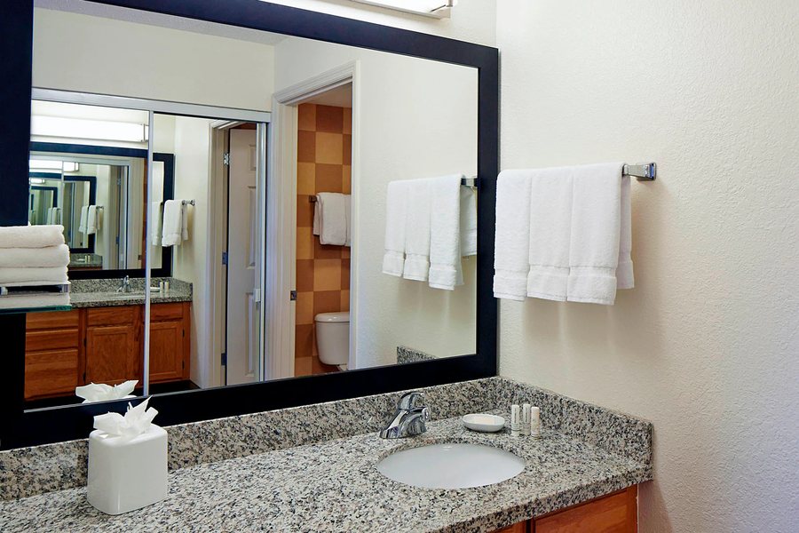 Spinnaker Inn of Naples — Bathroom