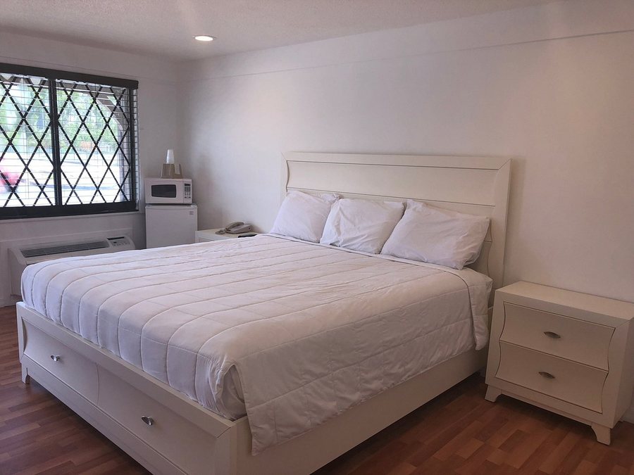 Spinnaker Inn of Naples — Guest room