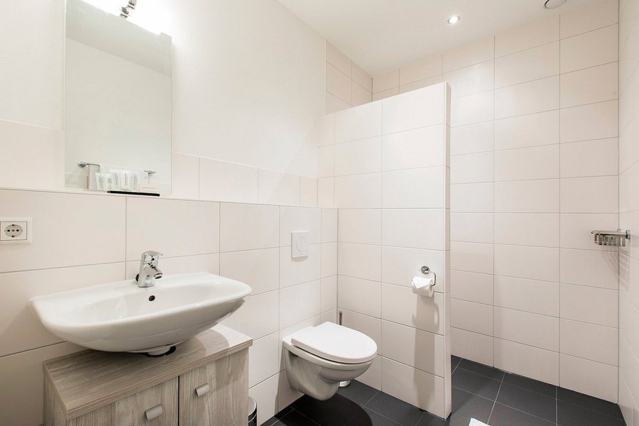 Spinoza Suites — Bathroom
