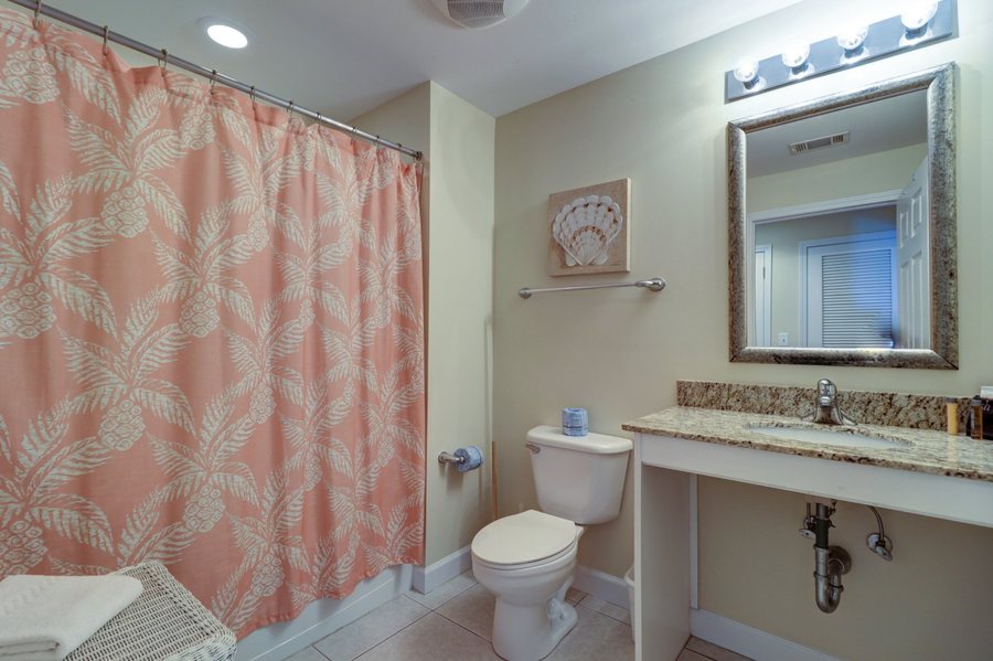 Splash Resort Condominiums Panama City Beach — Bathroom