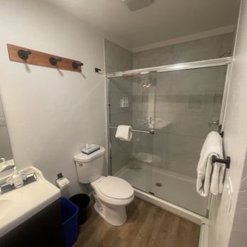 Spoke and Vine Motel — Bathroom
