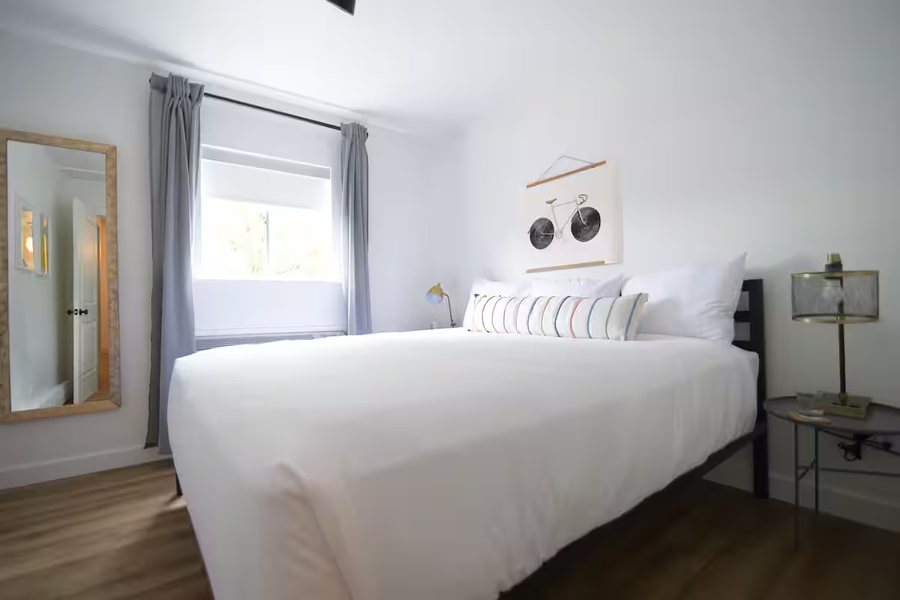 Spoke and Vine Motel — Guest room
