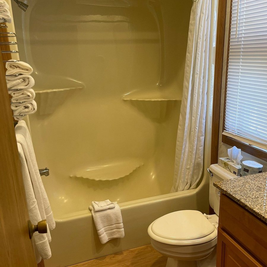 Spray Beach Oceanfront Hotel — Bathroom
