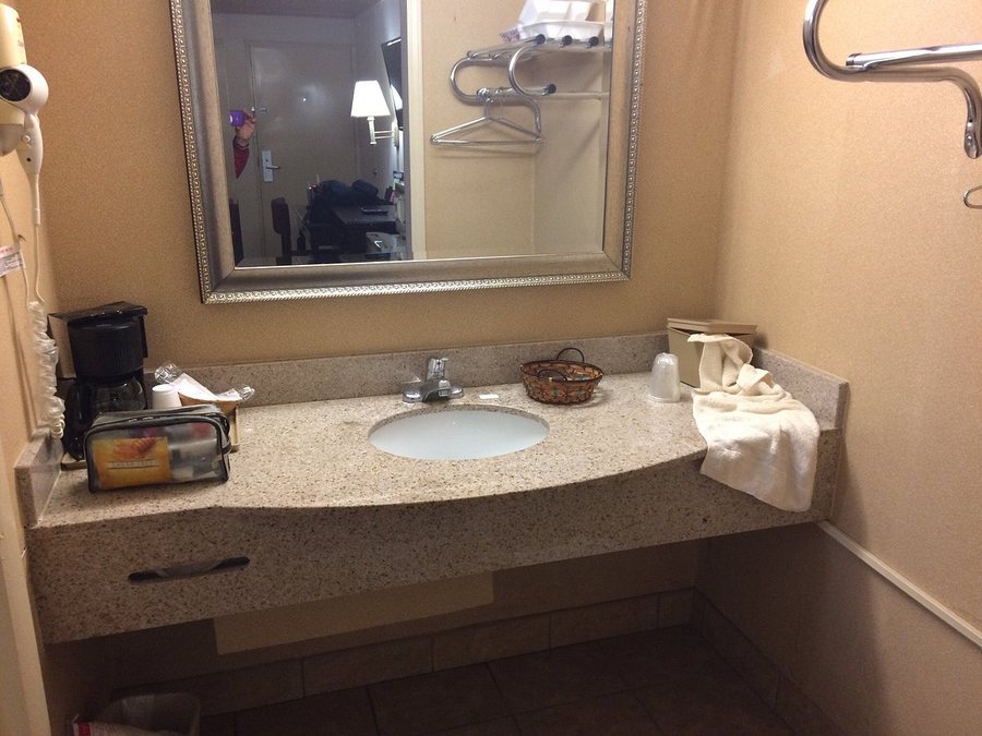 Springdale Inn Suites — Bathroom