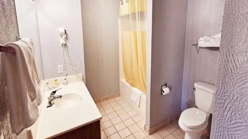 Springfield Hotel and Suites — Bathroom
