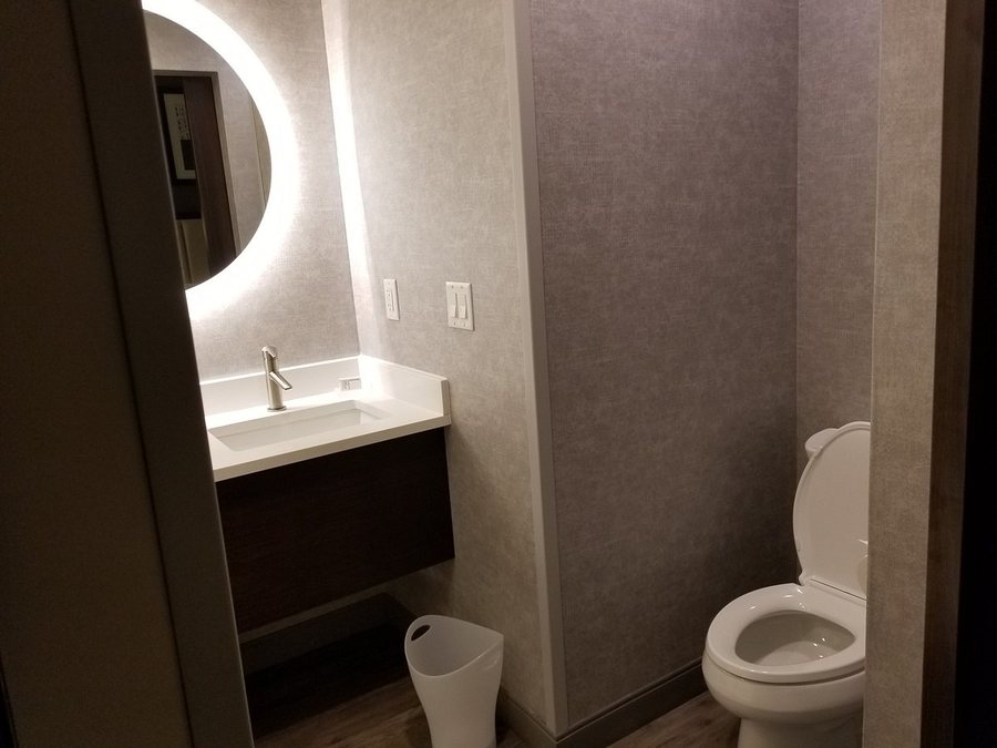 SpringHill Suites Atlanta Downtown Atlanta Georgia — Bathroom