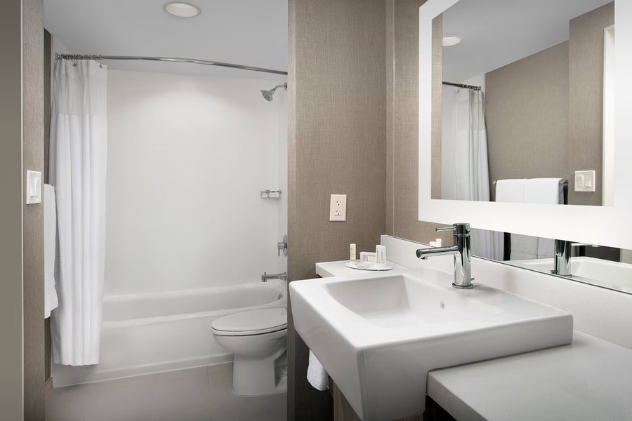 Springhill Suites Atlanta Northwest — Bathroom