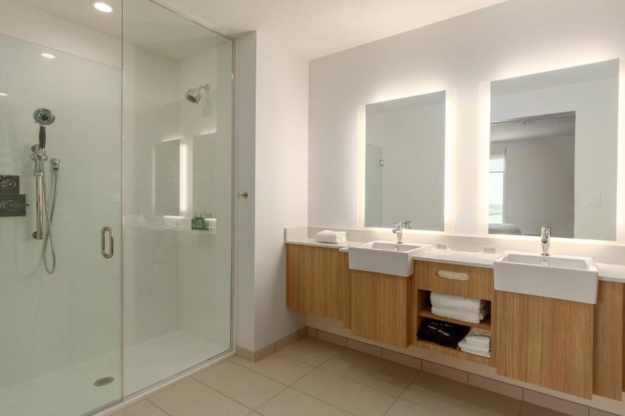SpringHill Suites Bradenton Downtown Riverfront — Bathroom