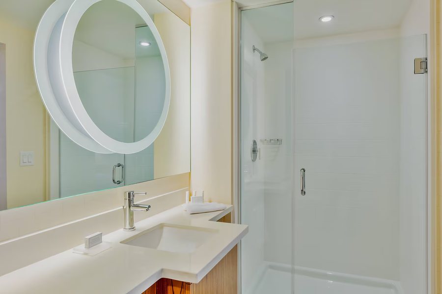 SpringHill Suites by Marriott Anaheim Maingate — Bathroom