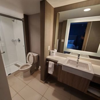 SpringHill Suites by Marriott Atlanta Perimeter Center — Bathroom