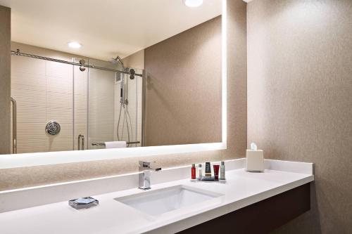 SpringHill Suites by Marriott Austin Round Rock — Bathroom