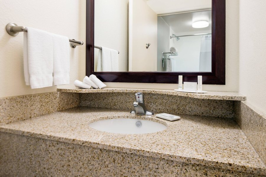 SpringHill Suites by Marriott Bakersfield — Bathroom