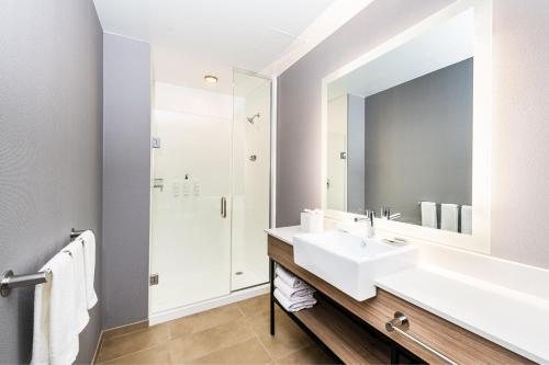 SpringHill Suites by Marriott Baltimore Downtown Convention Center Area — Bathroom