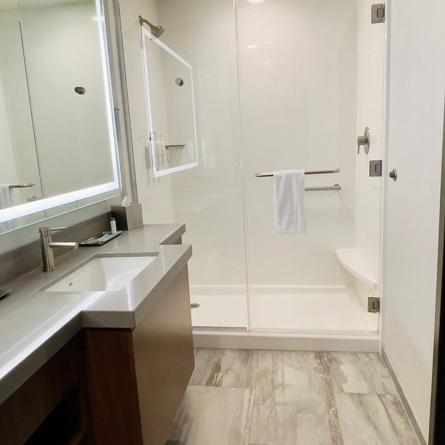 Springhill Suites by Marriott Bend — Bathroom