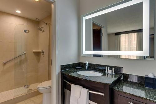 SpringHill Suites by Marriott Birmingham Colonnade Grandview — Bathroom