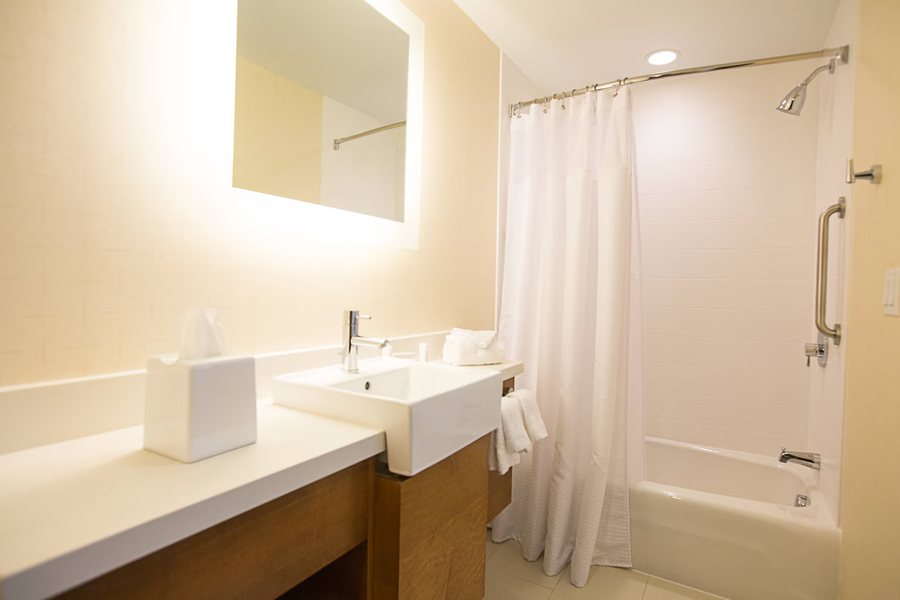 SpringHill Suites by Marriott Bloomington — Bathroom