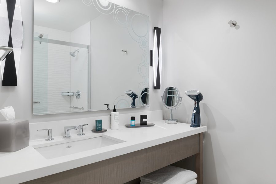 SpringHill Suites by Marriott Boca Raton — Bathroom