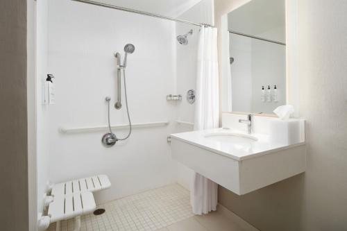 SpringHill Suites by Marriott Boulder Longmont — Bathroom