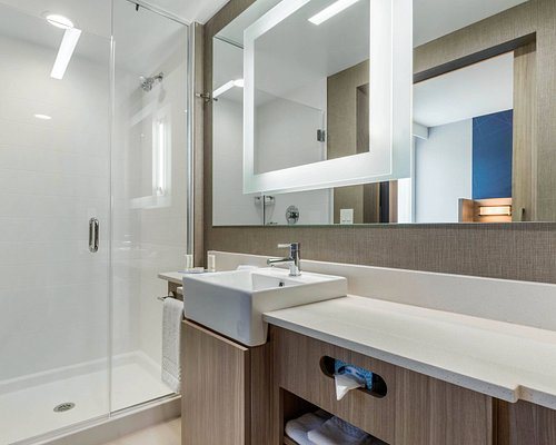 SpringHill Suites by Marriott Charlotte Airport — Bathroom