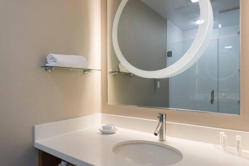 SpringHill Suites by Marriott Charlotte Ballantyne — Bathroom