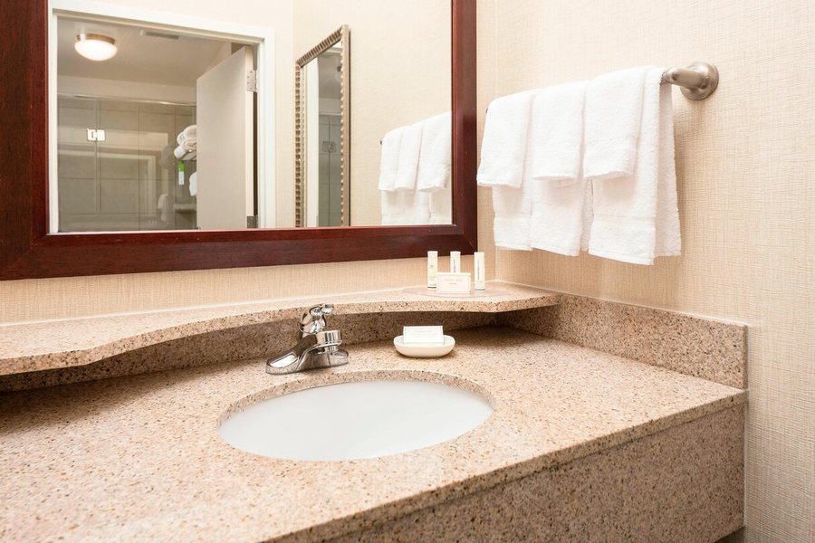 SpringHill Suites by Marriott Cheyenne — Bathroom