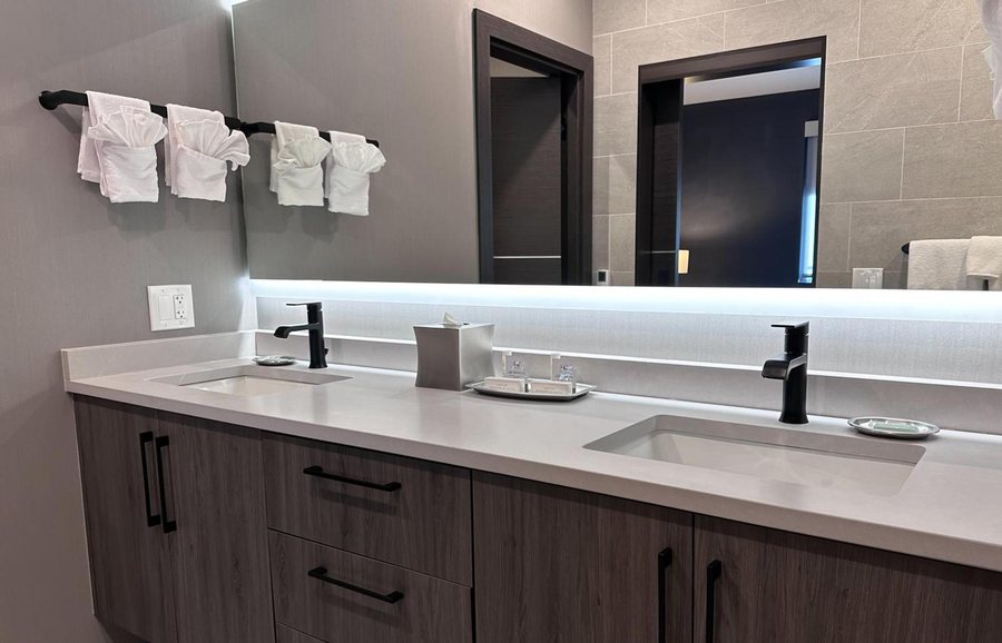 SpringHill Suites by Marriott Chicago Chinatown — Bathroom
