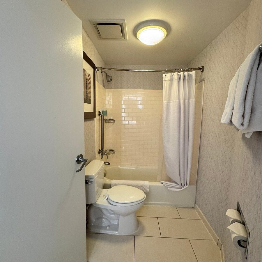 SpringHill Suites by Marriott Chicago Downtown River North Chicago Illinois — Bathroom