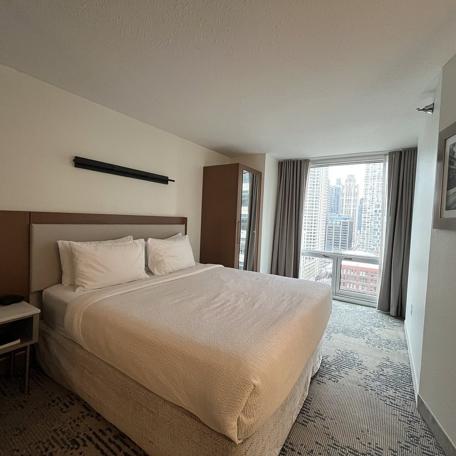 SpringHill Suites by Marriott Chicago Downtown River North Chicago Illinois — Guest room