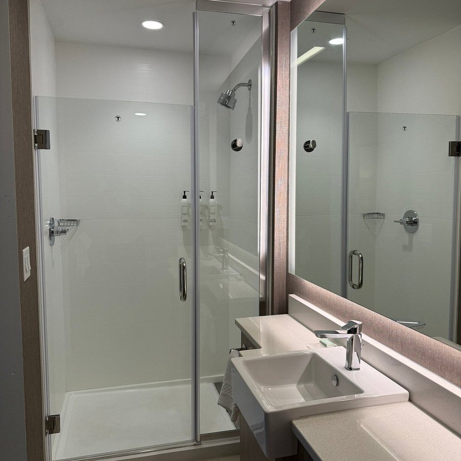 SpringHill Suites by Marriott Cincinnati Midtown — Bathroom
