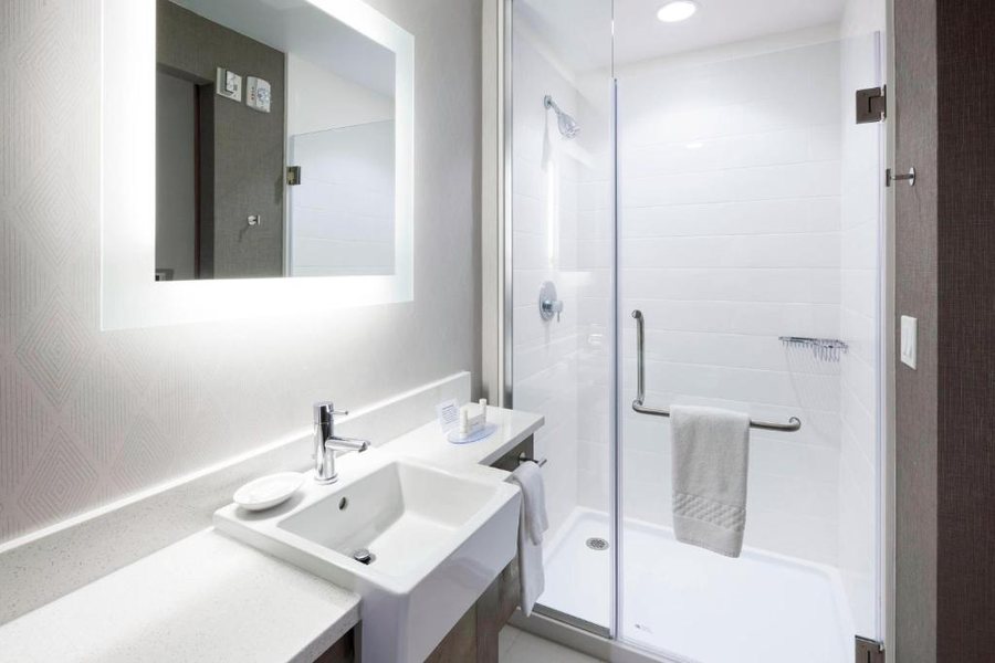 SpringHill Suites by Marriott Clearwater Beach — Bathroom